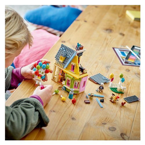 Kocke LEGO Disney 43217 Carlova hiša iz filma Up, 598 kosov, 3 figure, zbirateljski model