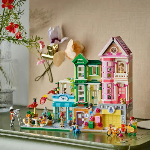 Kocke Lego Friends: Stanovanja in trgovine v Heartlake Cityju (42670)