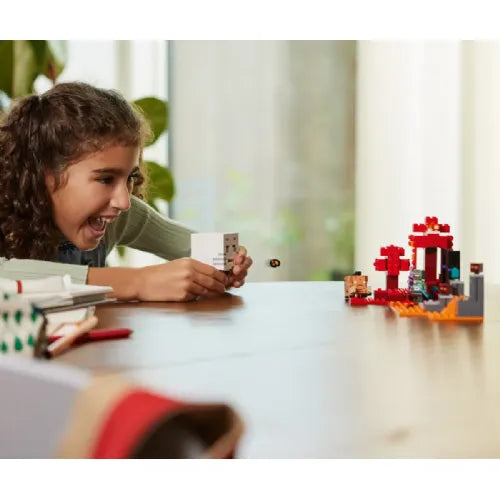 Kocke Lego® Minecraft®: Zaseda pri portalu v Nether (21255)