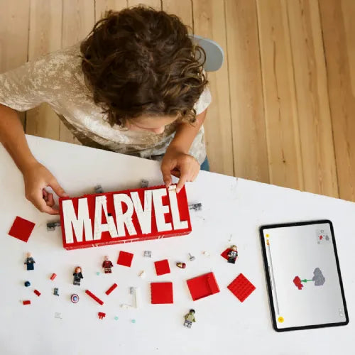 Kocke Lego Super Heroes: Logotip in minifigure Marvel (76313)