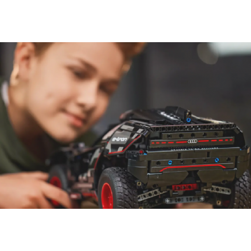 Kocke Lego® Technic™ Audi RS Q e-tron (42160)