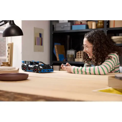 Kocke Lego Technic: Dirkalni avtomobil Porsche GT4 e-Performance (42176)