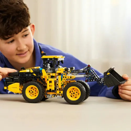Kocke Lego Technic Volvo L120: Električni kolesni nakladalnik (42209)