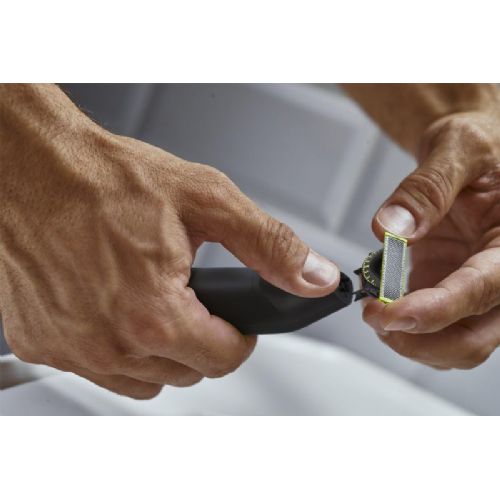 Moški urejevalnik Philips OneBlade Pro 360 vgrajena litij-ionska baterija, 360-stopinjsko rezilo, 90 min delovanja, mokro/suho britje, natančni glavnik 14 nastavitev